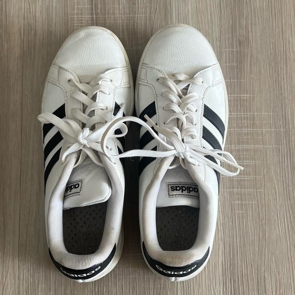 White and black Adidas Grand Court sneakers with Cloudfoam cushioning - Picture 6 of 7